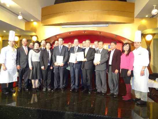 圖說8266:沈正宗處長(前排右五)、Mark Walton局長(前排中)、林垂佐總會長(前排左四)、李競榮主任 (前排右四)、許加建(前排左一)、鐘坤賜(前排右一)