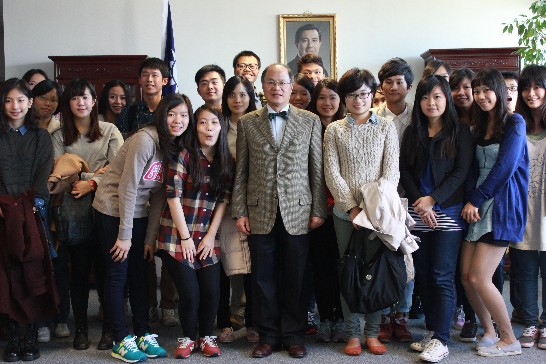 駐歐洲聯盟兼駐比利時代表處董代表與來比度假打工青年合影