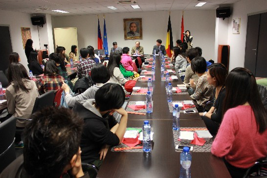 度假打工經驗交流座談會以餐敘方式進行。