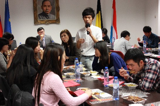 來比度假打工青年自我介紹及經驗分享情形。