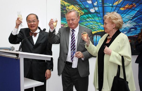 董代表(左)、歐洲議會友台小組成員Jim Higgins(中)及Astrid Lulling(右)舉杯祝賀展覽成功