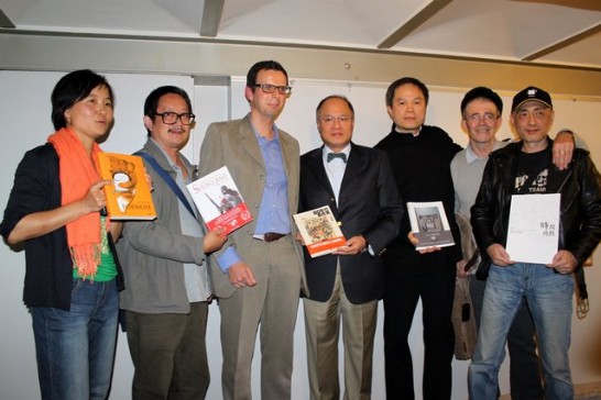 董代表與比利時漫畫中心主任Willem De Graeve(左三)、臺灣漫畫家林莉菁(左一)、邱若龍(左二)、陳弘耀(右一)、駐法國臺灣文化中心主任陳志誠(右二)合影留念