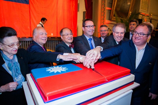 董代表與與會貴賓共同切國旗蛋糕