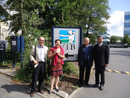 本處同仁與VIB共同創始人Marc Van Montagu教授、資深科研合作策略長Lieve Ongena博士合影