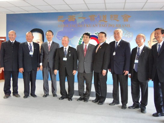 巴西一貫道總會成立屆滿兩週年,近百位道親組團前來道賀