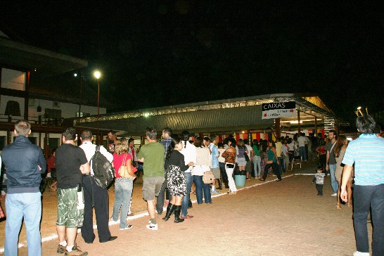 巴西民眾參與祈福祝禱敲和平鍾活動後參加廟方所辦祈福園遊會場景