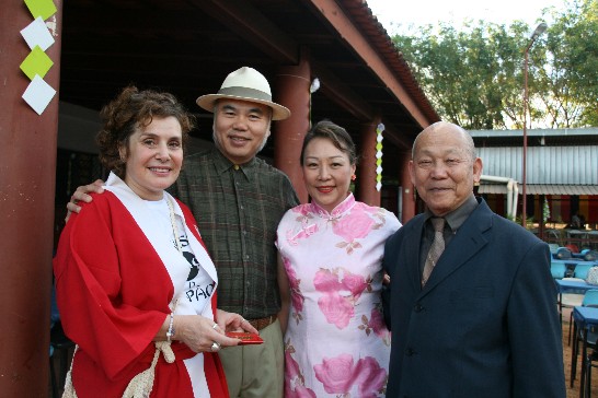 徐代表伉儷與廟方行政秘書及僑領合影