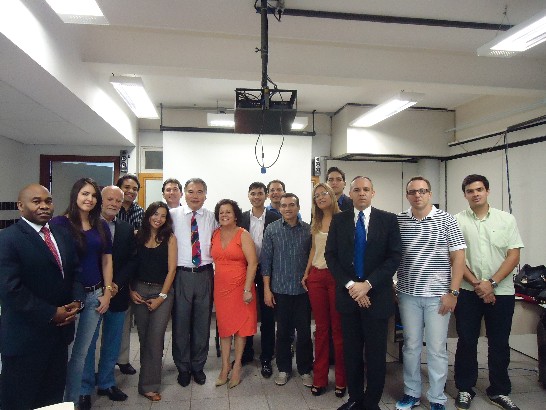 徐大使演講後與師生合影