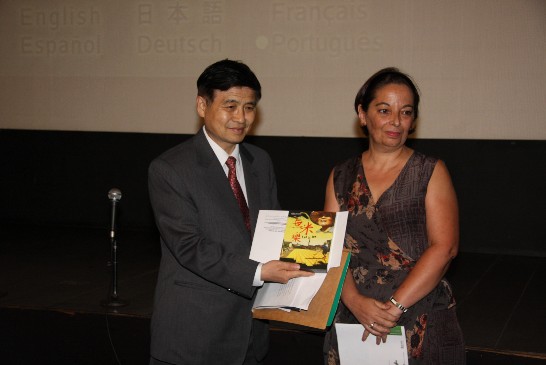 駐聖保羅台北經濟文化辦事處陳處長宗賢代表中華民國行政院新聞局捐贈國情紀錄影片一套予聖保羅市立文化中心典藏，並由該中心行政主任Ms. Heloisa Helena de Amori Dip代表接受。