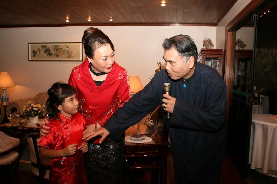 駐巴西徐代表伉儷發送在場小朋友紅包賀新年