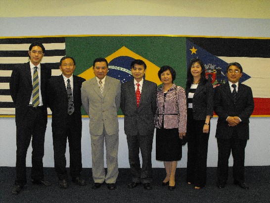 駐聖保羅台北經濟文化辦事處陳處長宗賢伉儷前往聖保羅州慕義市(Mogi das Cruz)拜會市長Mr. Junji Abe並與該市府官員合影。