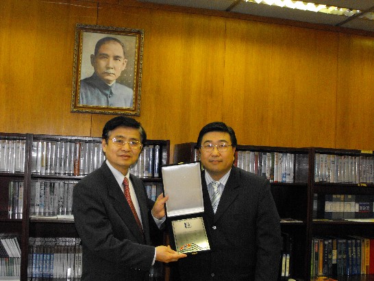 為感謝駐聖保羅台北經濟文化辦事處提供聖保羅州政府舉辦衛生創意競賽獎品，特別由該州政府衛生廳行政主任Mr. Reinaldo Noboru Sato代表致贈感謝獎牌予駐聖保羅台北經濟文化辦事處陳處長宗賢。