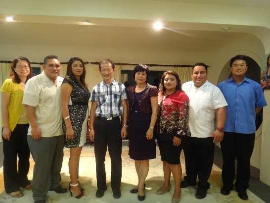 何大使登煌夫婦11月27日晚宴貝國青年部部長Elodio Aragon夫婦（左二、三）及派駐衛生部國務部長Angel Campos夫婦（右二、三）等乙行。