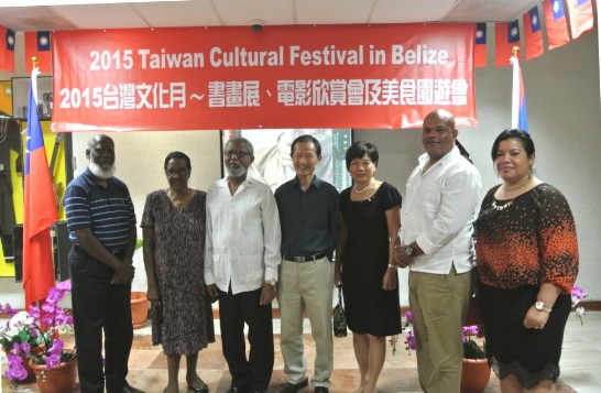 何大使登煌夫婦與楊可為總督伉儷、艾林頓外長及青年體育國務部長朗斯沃夫婦於2015台灣文化節開幕合影