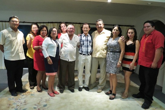 本館何大使於本（2）月15日晚間在職務宿舍晚宴貝里斯觀光暨民航部長Manuel Heredia、San Pedro市市長Daniel Guerrero及其家人。