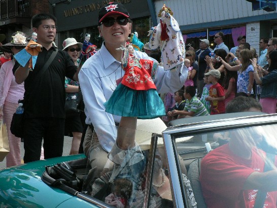 Taiwan Representative Dr. David Lee and Mrs. Lee attend the parade of Puppets Up! Festival in Almonte, 50 kilometers west of Ottawa.