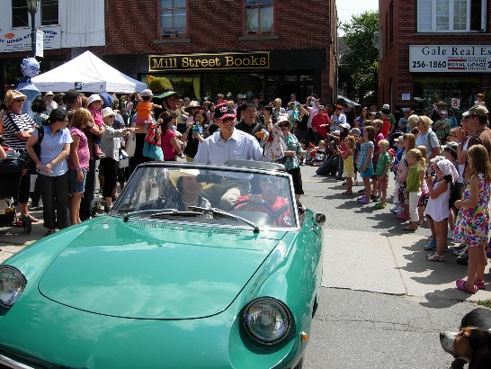 Taiwan Representative Dr. David Lee and Mrs. Lee attend the parade of Puppets Up! Festival in Almonte, 50 kilometers west of Ottawa.