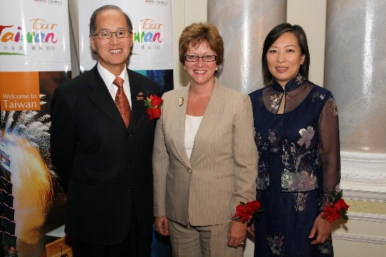 Taiwan Representative Dr. David Lee and Mrs. meet with Diane Finley, Minister of Human Resources and Skills Development.