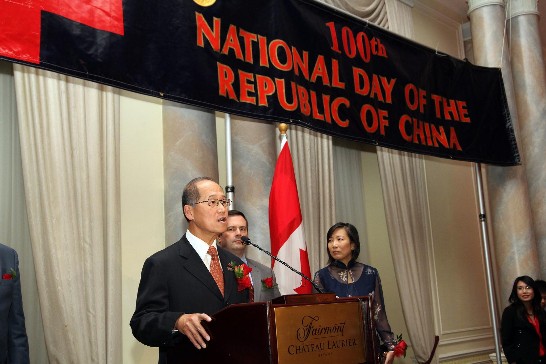 Taiwan Representative Dr. David Lee makes remarks at the reception.