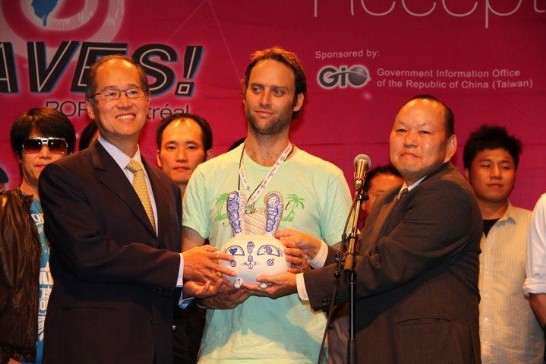 Dr. David Lee presents a gift to Daniel Seligman, organizer of the Festival. 