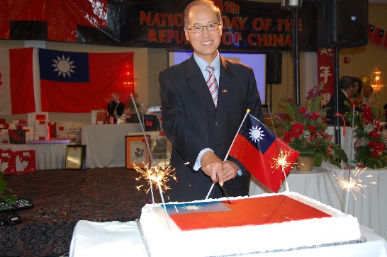李代表大維切開國旗造型蛋糕慶祝中華民國國慶