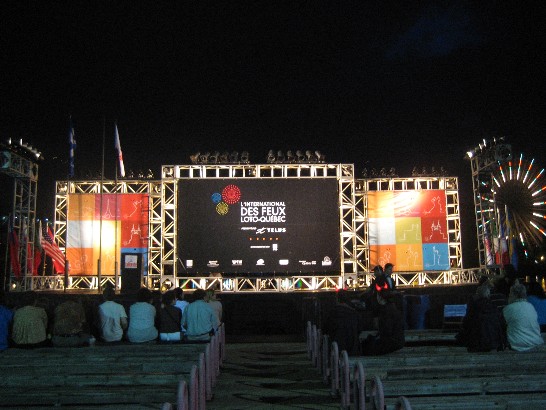 包括台灣在內，各競賽國的國旗懸掛在第26屆魁北克國際煙火節舞台