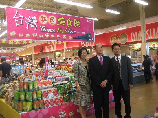 大統華超市渥太華分店店長文繼明與駐加拿大代表李大維及夫人合影。