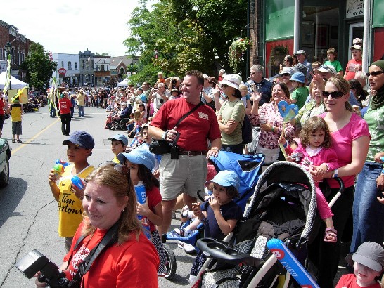 加拿大國際偶戲節遊行活動在 Almonte 鎮主要街道 Mill Street 進行，參觀民眾擠滿兩旁人行道。