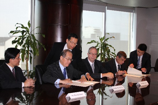 中華民國駐加拿大臺北經濟文化代表處代表李大維（右三），今天(10月24日)在渥太華與加拿大衛生研究院（CIHR）遺傳學研究所所長Paul Lasko（左二）及加拿大外交部北亞局長Phil Calvert（左三）共同簽署「台加暑期研究生研習合作瞭解備忘錄(MOU)」。