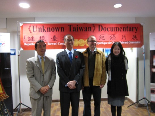 李代表與日本大使館文化中心主任Noriaki Sadamoto (左一)、秘書Chizuru Kaneko(右一)及渥太華大學教授Scott Simon合影