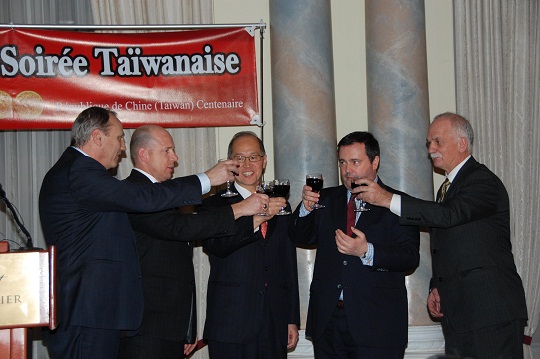 李代表大維與加國移民部長Jason Kenney(右二)等人一起舉杯祝賀中華民國建國100年