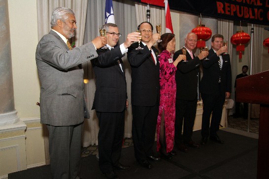 中華民國駐加拿大代表劉志攻與出席貴賓共同舉杯慶祝中華民國國慶。