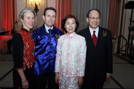 中華民國駐加拿大代表劉志攻伉儷與加台國會友好協會會長John Weston伉儷合影
