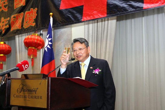 令狐榮達大使舉杯慶祝中華民國103年國慶