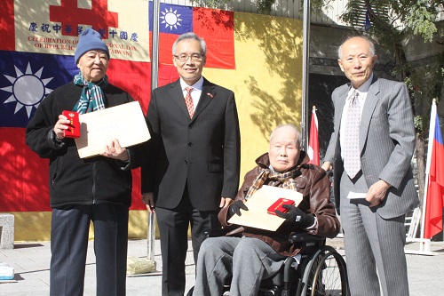 林公使明誠(左2)代表馬總統頒贈「抗戰勝利70週年紀念章」予
