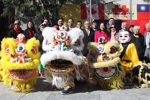 中午慶祝活動「祥獅獻瑞」舞獅，林公使明誠(前排右6)與蒙特婁僑學界僑領們合影