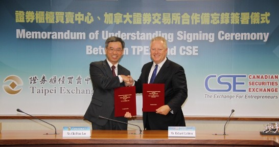 櫃買中心總經理李啓賢(左)與加拿大證券交易所首席執行長理查德、卡爾頓Mr. Richard Carleton(右)於台北簽署合作備忘錄(MOU)。