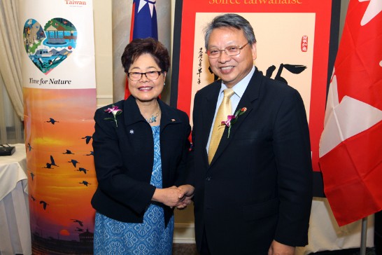 駐加拿大台北經濟文化代表處代表令狐榮達大使與加拿大聯邦耆老事務國務部長Alice Wong合影