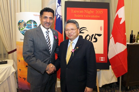 駐加拿大台北經濟文化代表處代表令狐榮達大使與加拿大聯邦體育事務國務部長Honourable Bal Gosal合影