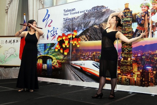 竹笛家Shuni Tsou與舞者Genevieve La表演曲目「織風」