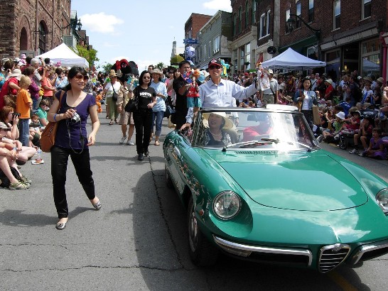 Taiwan Representative Dr. David Lee and Mrs. Lee attend the parade of Puppets Up! Festival in Almonte, 50 kilometers west of Ottawa.They are welcomed by thousands of visitors.