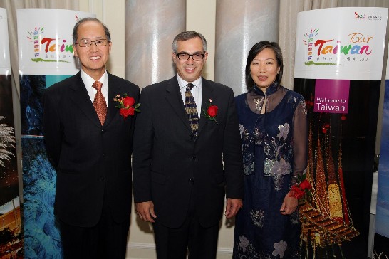 Taiwan Representative Dr. David Lee and Mrs. Lee welcome Tony Clement, President of the Treasury Board