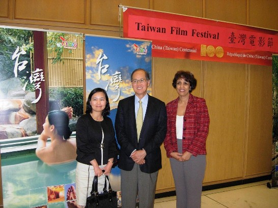 Taiwan Representative Dr. David Lee and Information Division Director Emily Wang welcome Dr. Habiba Chakir, Senior Biologist-Evaluator, Health Canada at the reception.