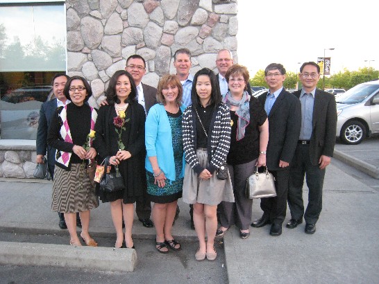 曾處長夫婦（左四）與國會議員Mark Warawa夫婦（左六）、市長Jack Froese夫婦（右四）、謝僑務諮詢委員金輝（右二）、謝夫人（左二）、謝小姐（右六）、陳副處長冠中（右一）、邱組長陳煜（左一）合影。