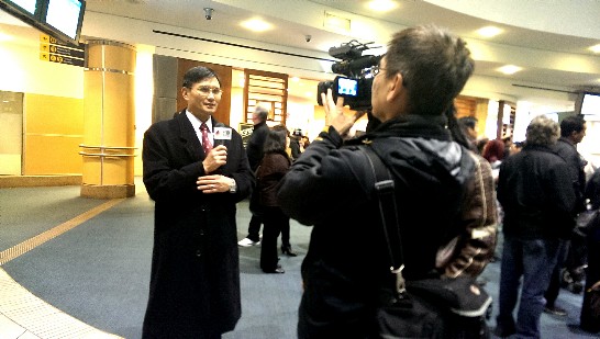 莊處長在YVR機場接受媒體採訪