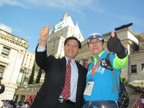 莊處長與萬歲千里騎領隊李志偉執行長