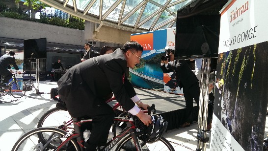 莊處長示範單車試騎