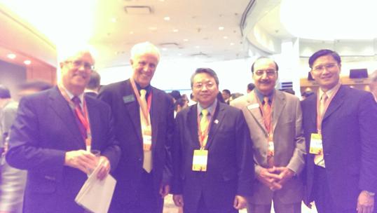 開幕酒會上令狐大使偕莊處長與卑詩省助理副議長Raj Chouhan（右2）、Richmond市長Malcolm Brodie （左1）、Burnaby市議員Paul McDonell（左2）