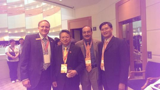 開幕酒會上令狐大使偕莊處長與國會議員Peter Julian（左1）、卑詩省助理副議長Raj Chouhan（右2）