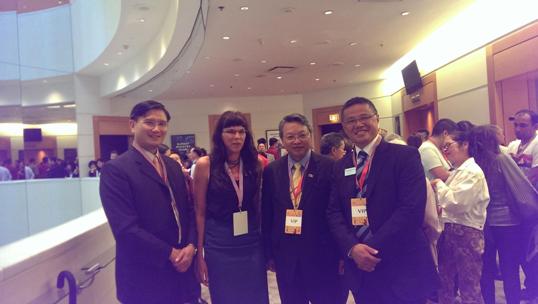 開幕酒會上令狐大使偕莊處長、溫哥華代理市長Andrea Reimer（左2）及市議員Raymond Louie（右1）